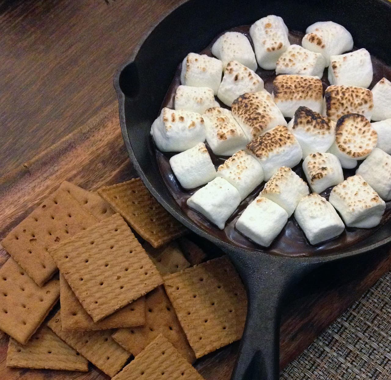 5-Min S'mores Dip with Graham Crackers