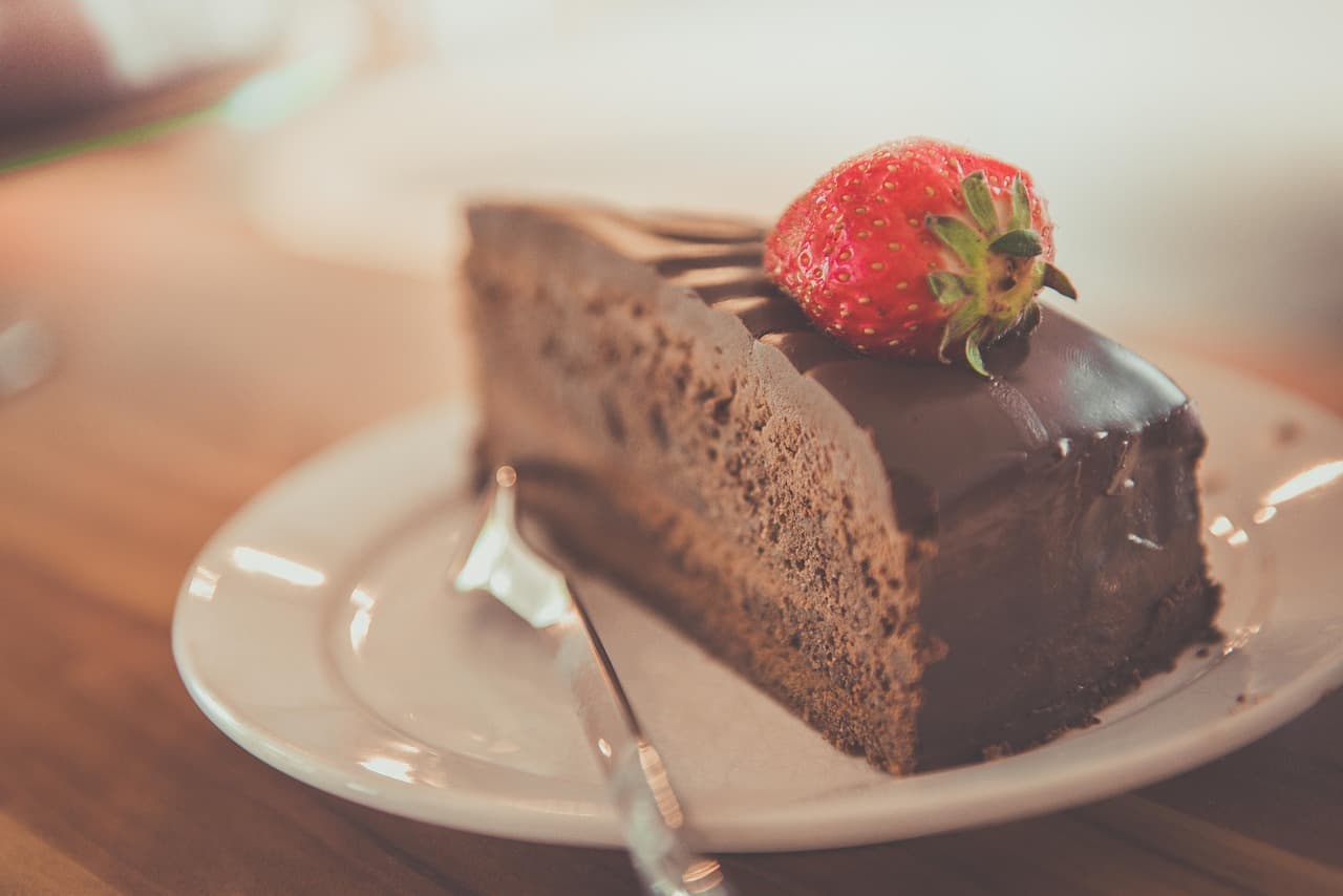 25-Minute Chocolate Fudge Cake with Strawberries