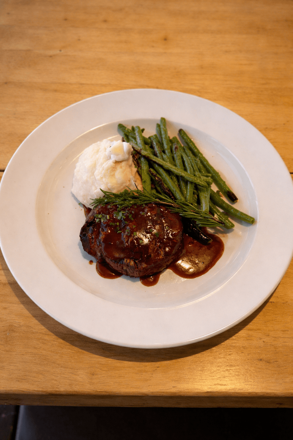 Filet Mignon with Mashed Potatoes and Garlic String Beans