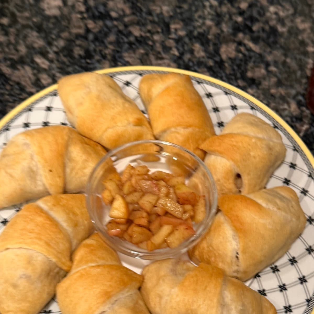 Easy Apple Pie Crescent Pockets