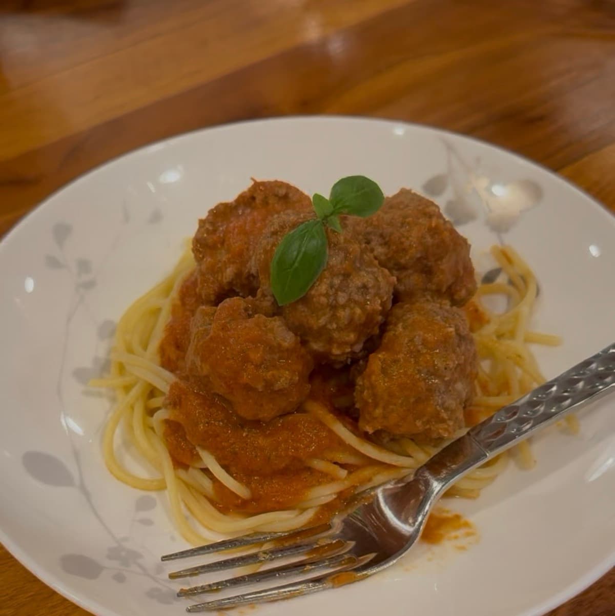 Classic Spaghetti with Savory Meatballs and Tomato Sauce
